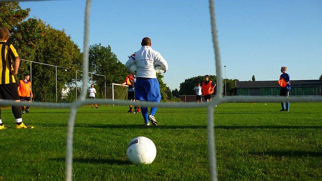 西媒：沙特将给维尼修斯1年3亿欧的薪水，同时会开发其商业价值.